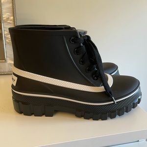 Size 6 Gevinchy rainboots